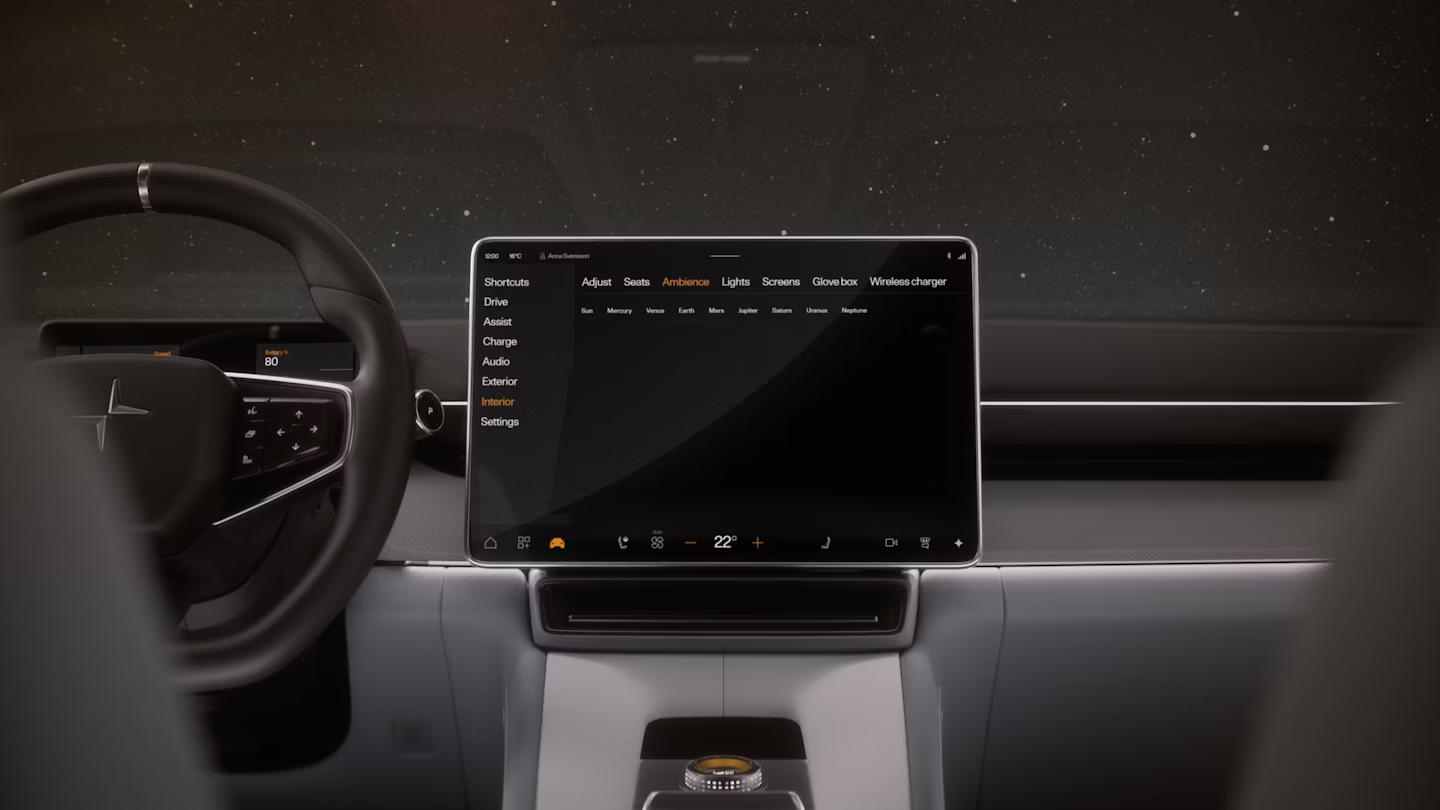 Pantalla central del Polestar 4 mostrando los ajustes de ambiente interior con un fondo de estrellas.