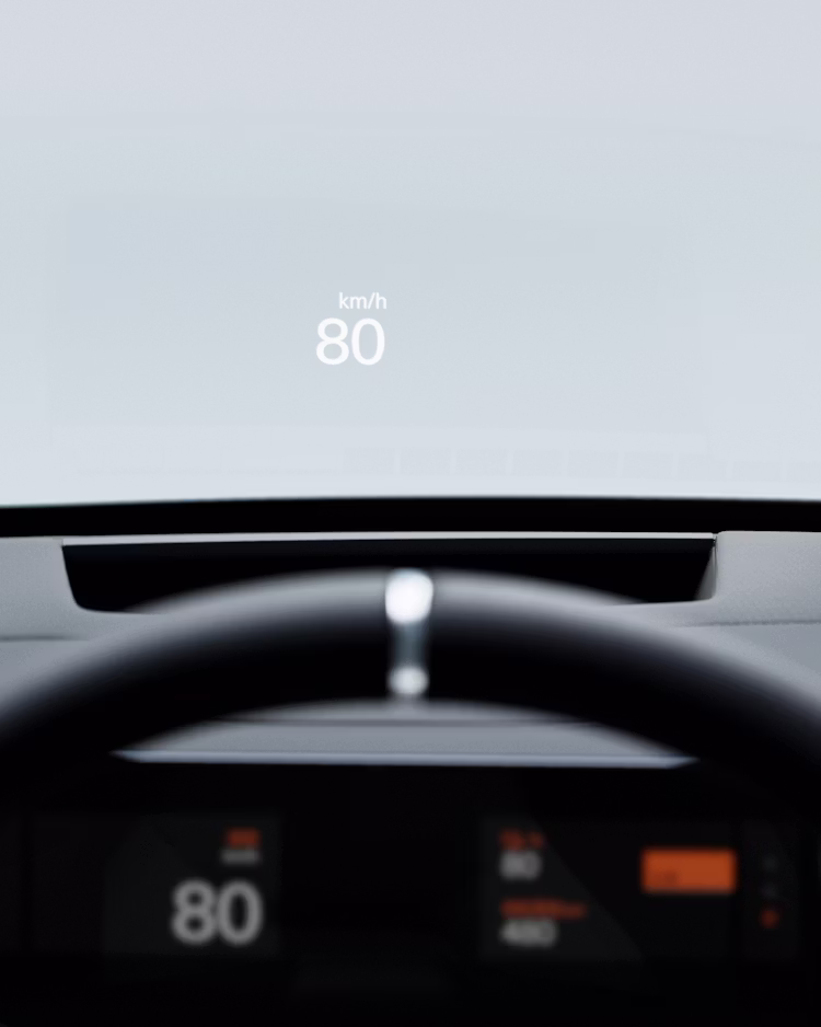 Head-up display proyectando la velocidad sobre el parabrisas, con el volante desenfocado debajo.