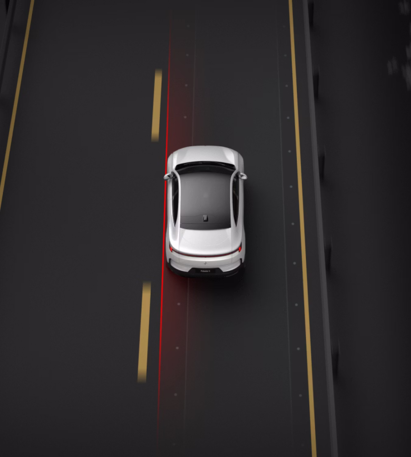 Vista aérea trasera de un Polestar 4 blanco en carretera con una línea roja que señala la detección de carril.