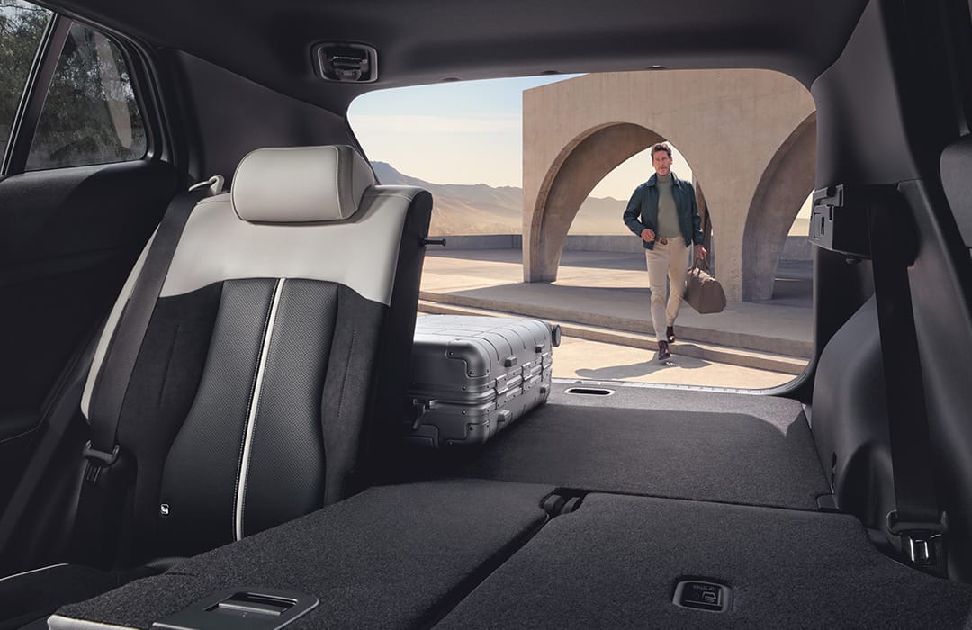 Maletero del Sportage con los asientos traseros abatidos y una maleta en el interior