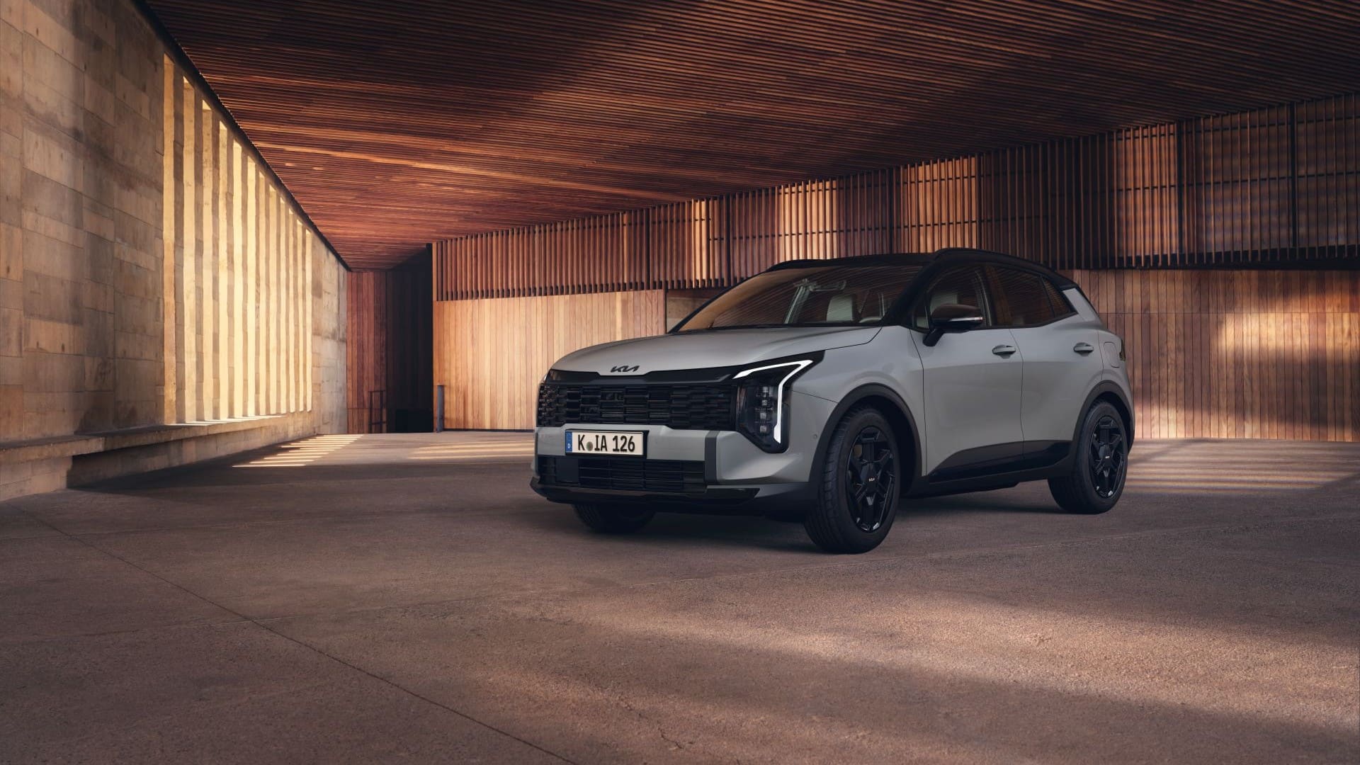 Render de estudio del Kia Sportage GT-Line gris claro con techo negro y llantas negras multirradio