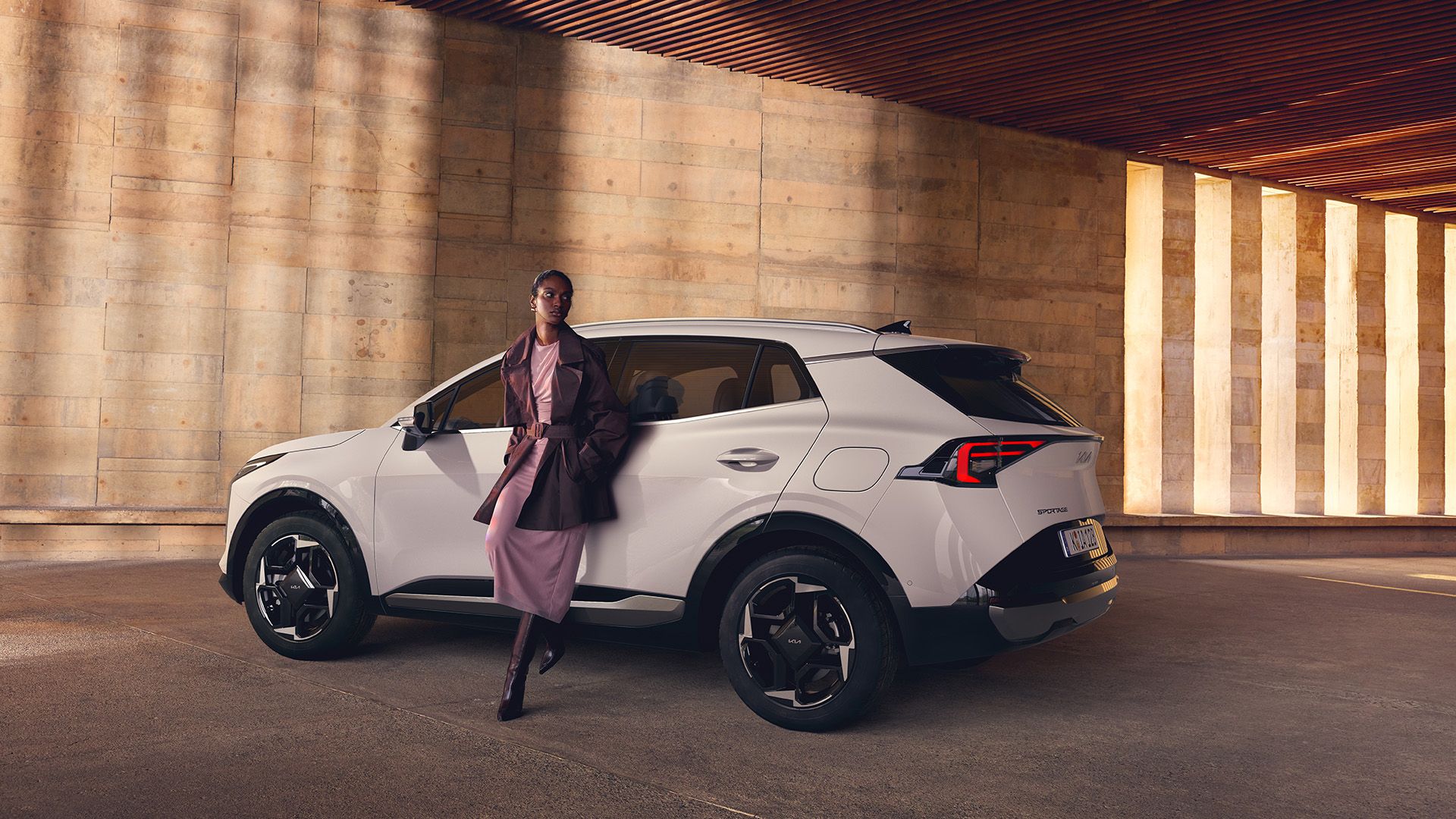 Render de estudio del Kia Sportage gris claro con techo negro en tres cuartos delantero
