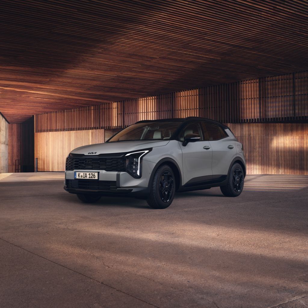 Vista en tres cuartos trasera del Kia Sportage GT-Line gris con techo negro y llantas multirradio