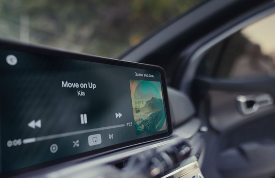 Pantalla de infoentretenimiento mostrando reproducción de música