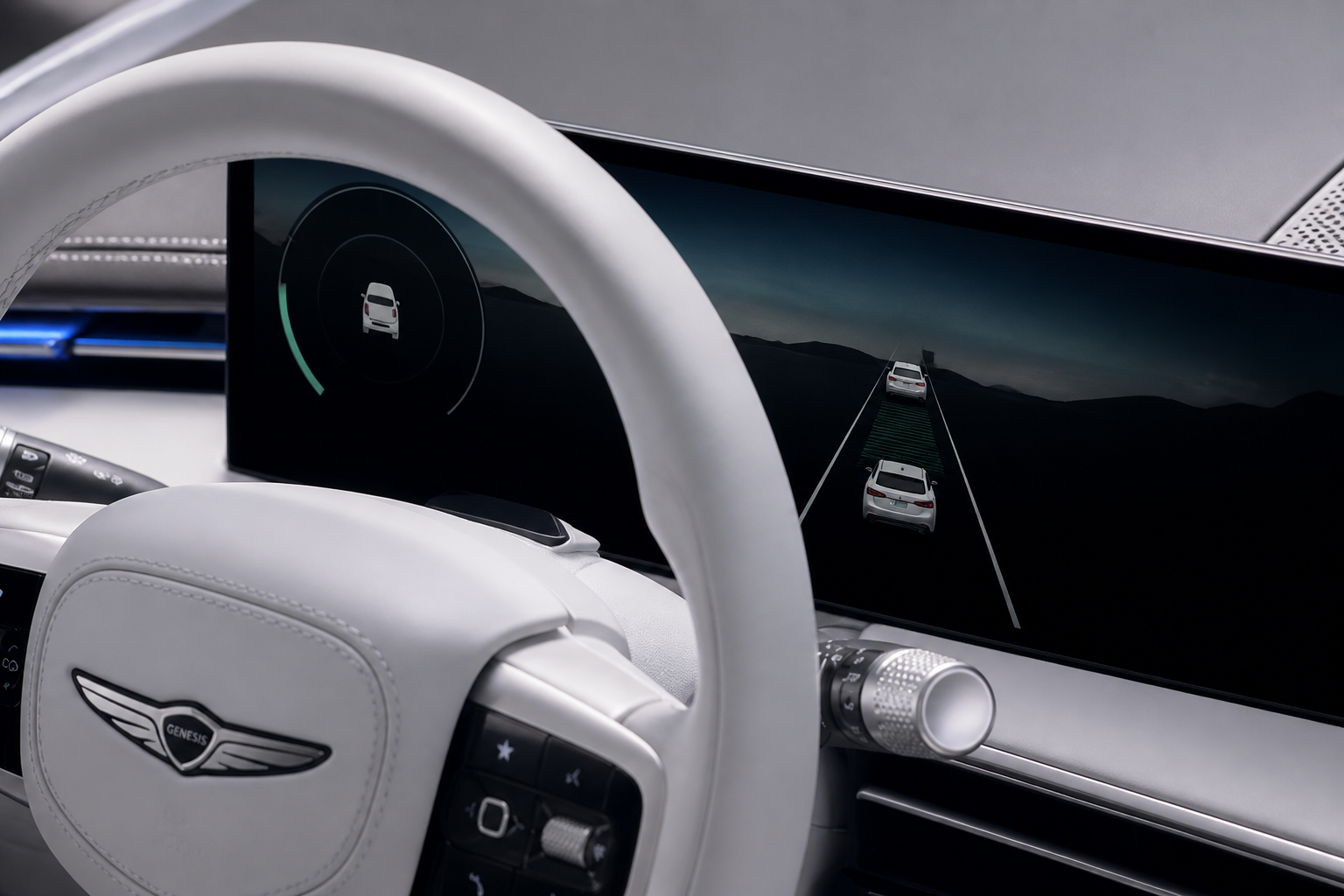 Cuadro de instrumentos visto en escorzo sobre el volante, con el gráfico del control de crucero inteligente y líneas de carril.