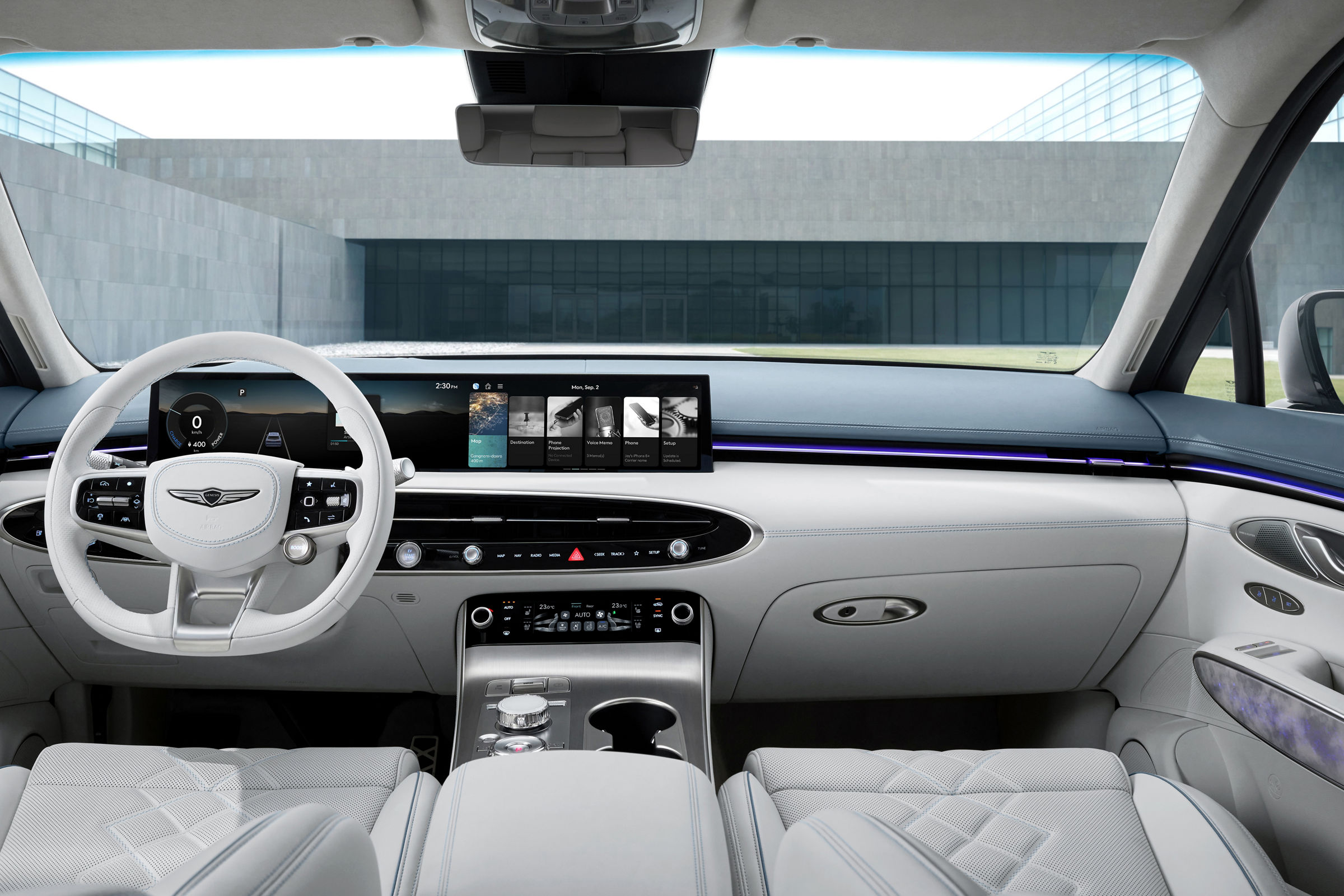 Vista panorámica del salpicadero del Electrified GV70 con volante blanco, pantalla de infoentretenimiento y cuadro de instrumentos digital.