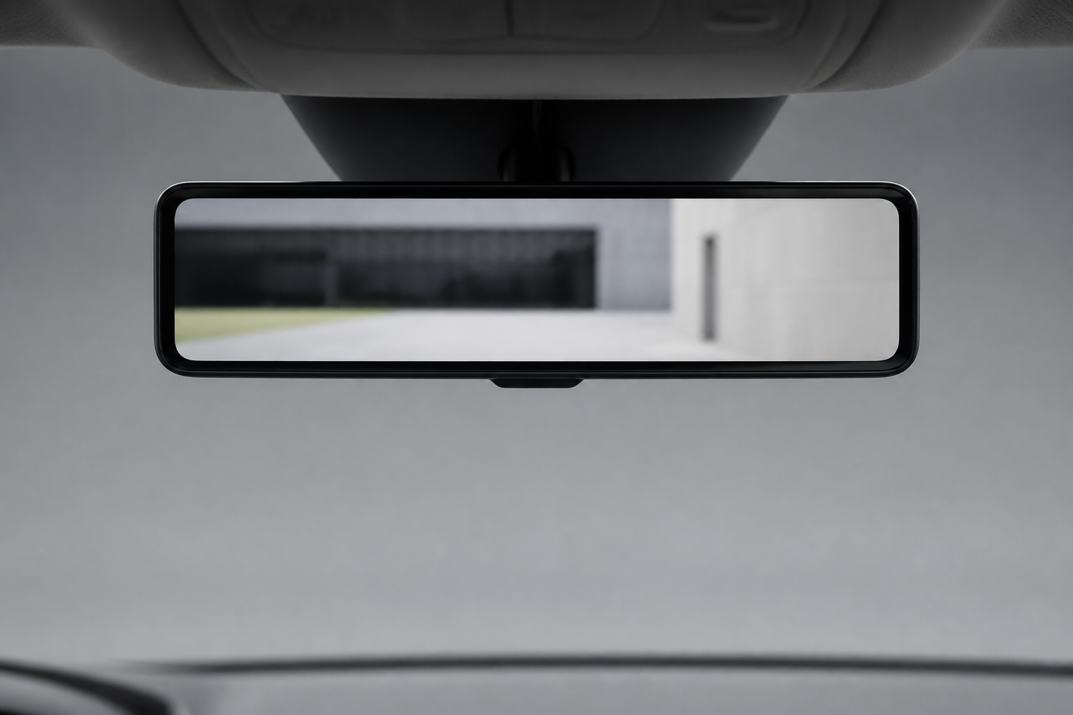 Primer plano del retrovisor central digital mostrando la imagen desenfocada de la cámara trasera.