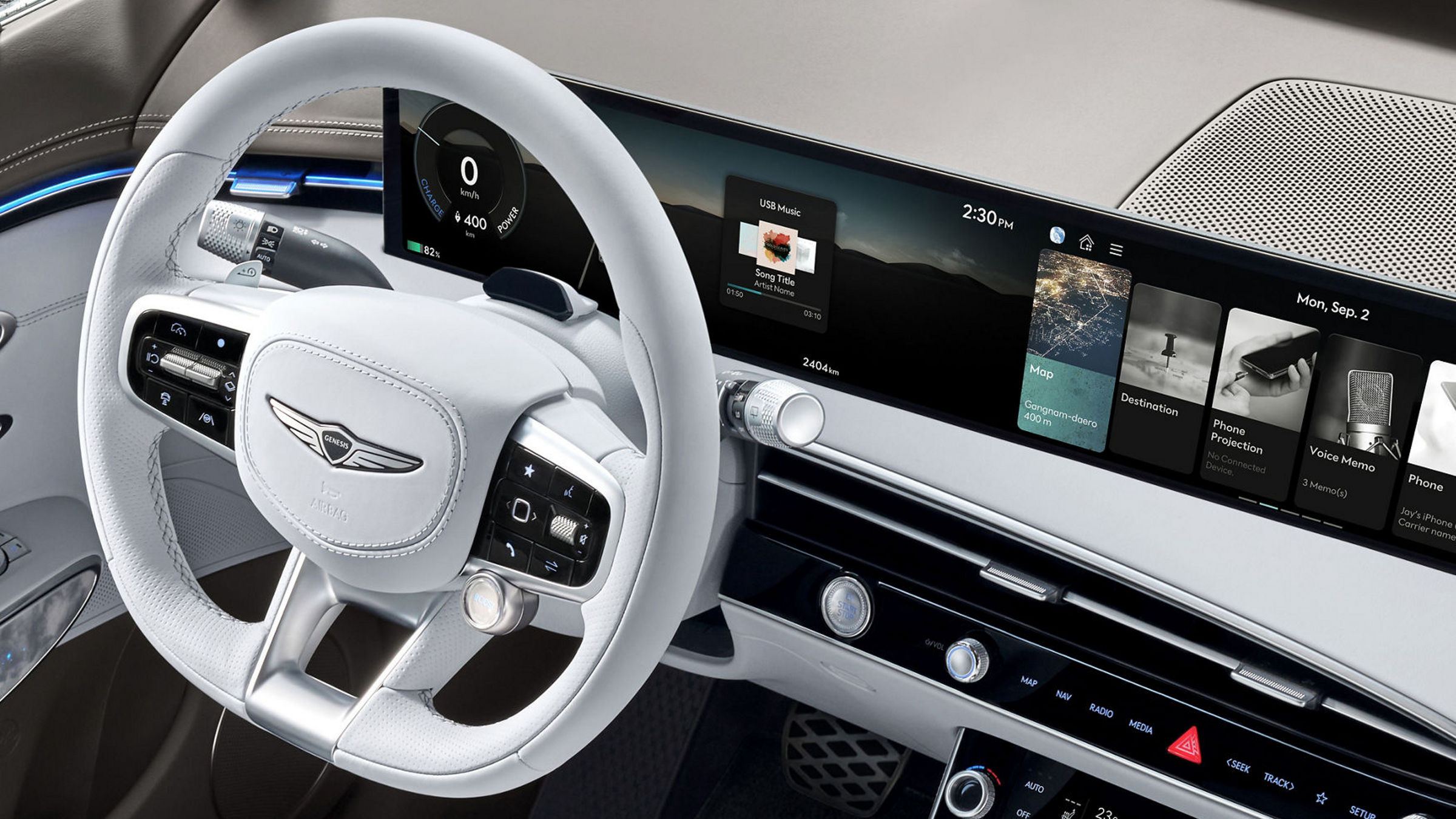 Volante blanco del Electrified GV70 con el emblema Genesis, cuadro digital y pantalla de infoentretenimiento al fondo.