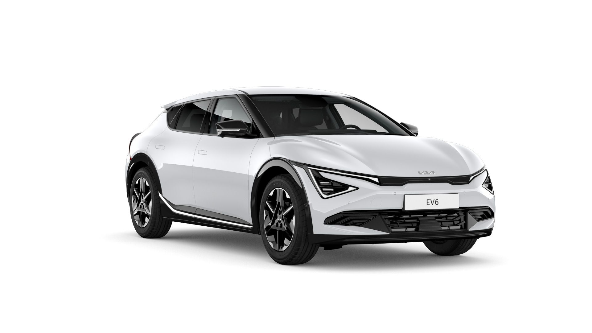 Kia EV6 blanco en vista tres cuartos delantera sobre fondo claro, con llantas multirradio en tono oscuro