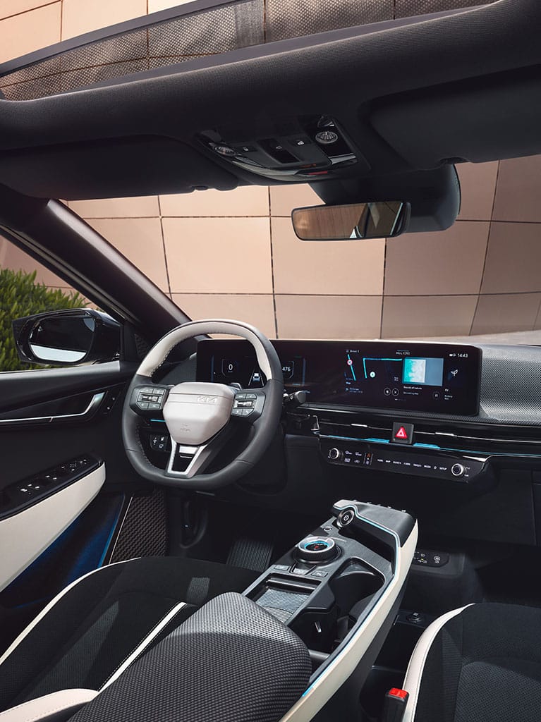 Salpicadero del Kia EV6 con la doble pantalla digital, el volante y la consola central