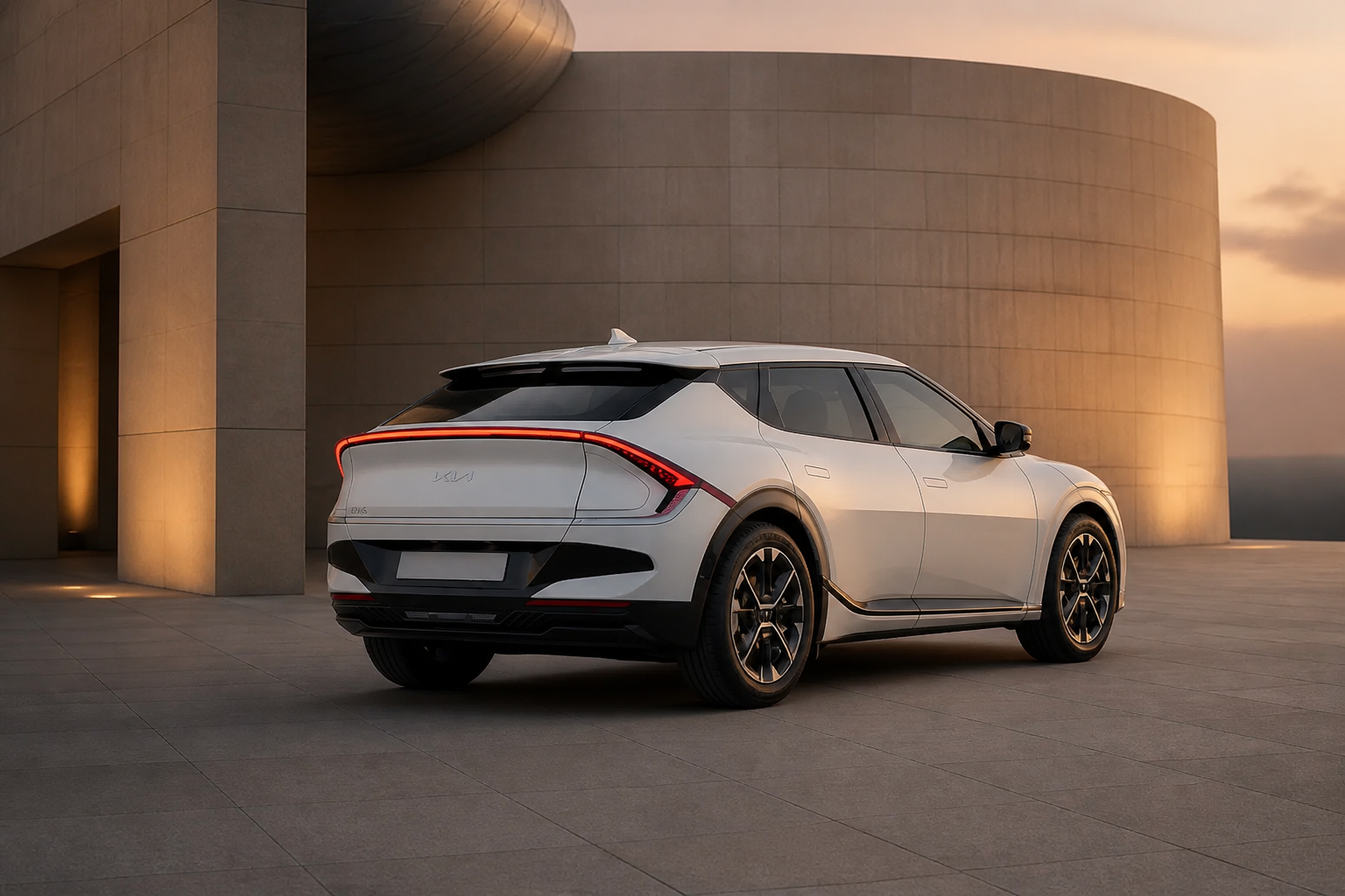 EV6 blanco estacionado ante una fachada de arquitectura moderna, vista trasera tres cuartos