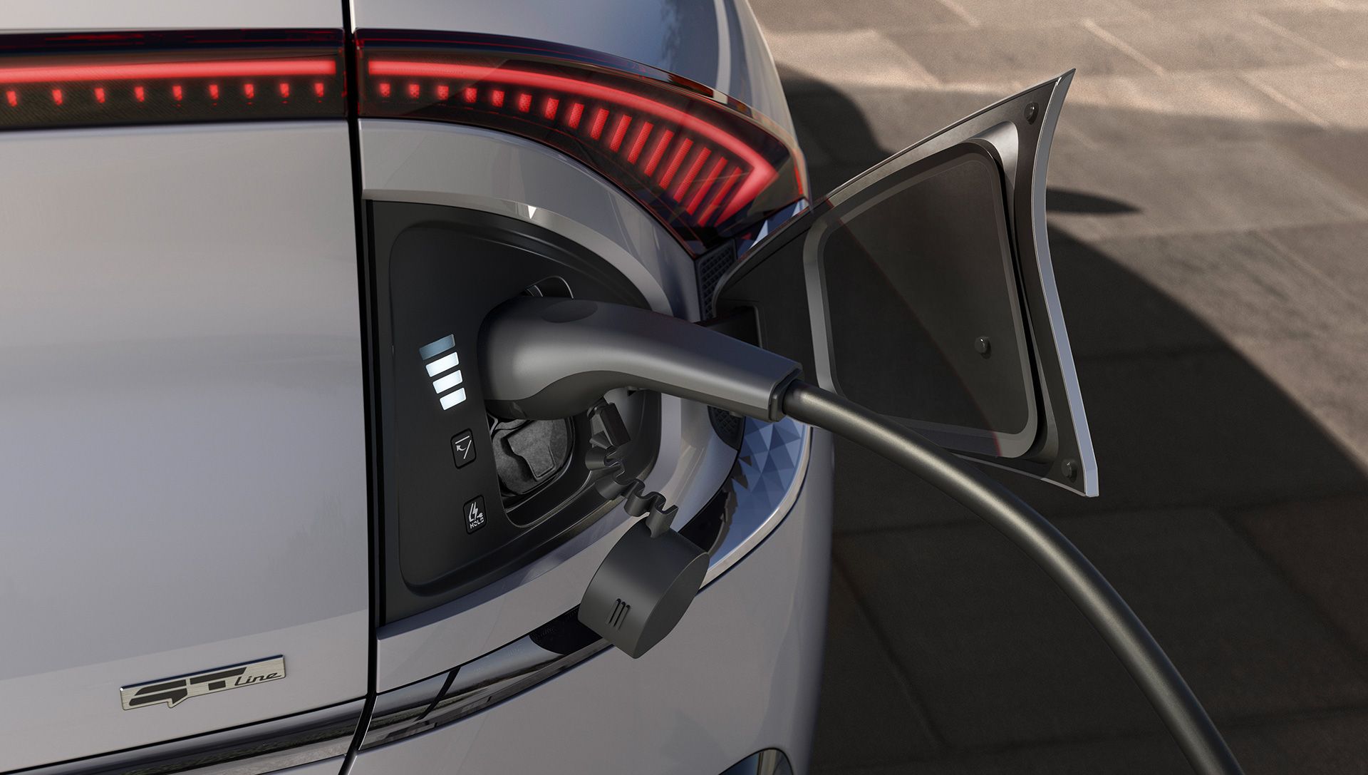 Detalle del puerto de carga abierto del EV6 con el cable enchufado y los indicadores de carga iluminados