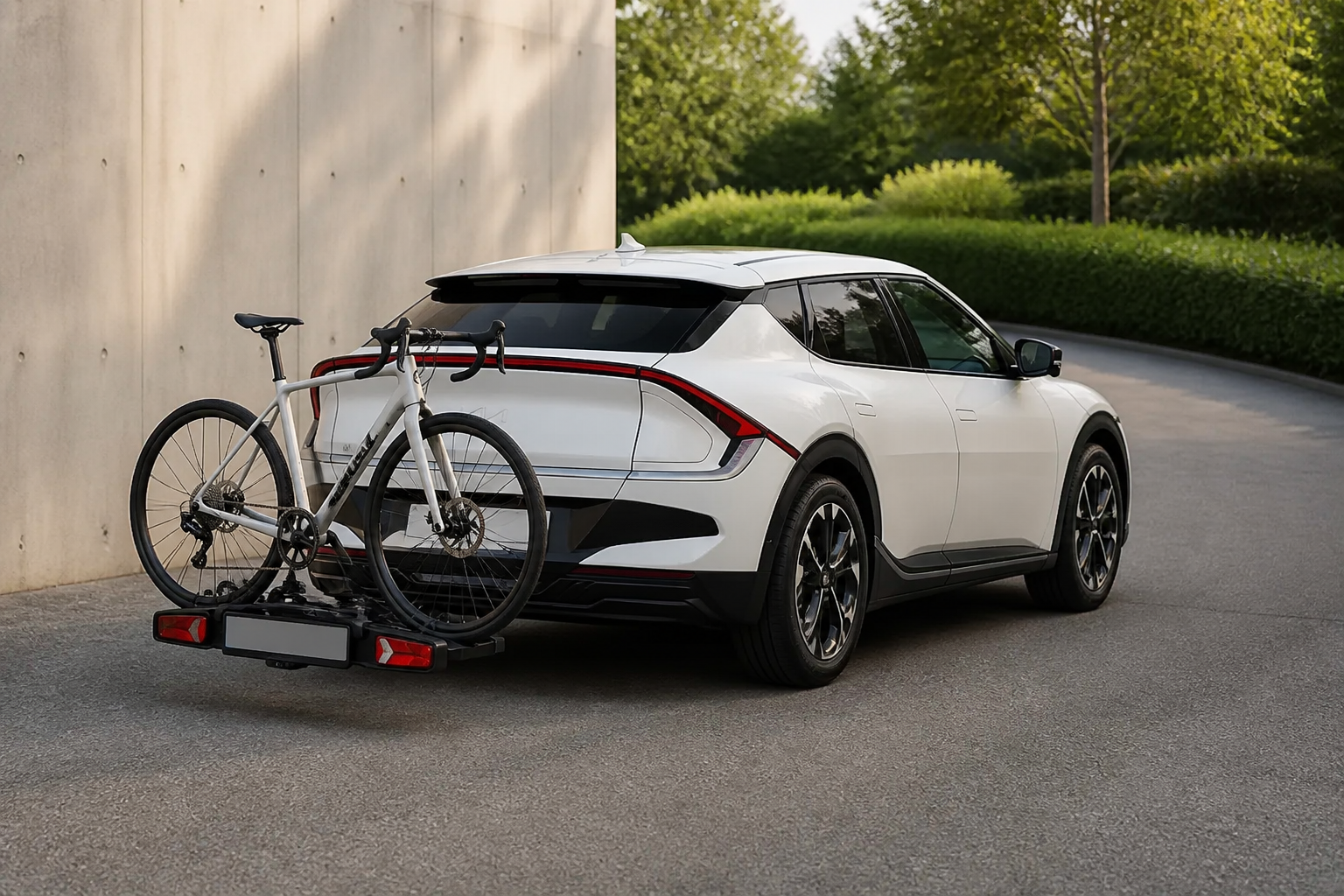 EV6 blanco con portabicicletas montado en la barra de remolque y una bicicleta instalada