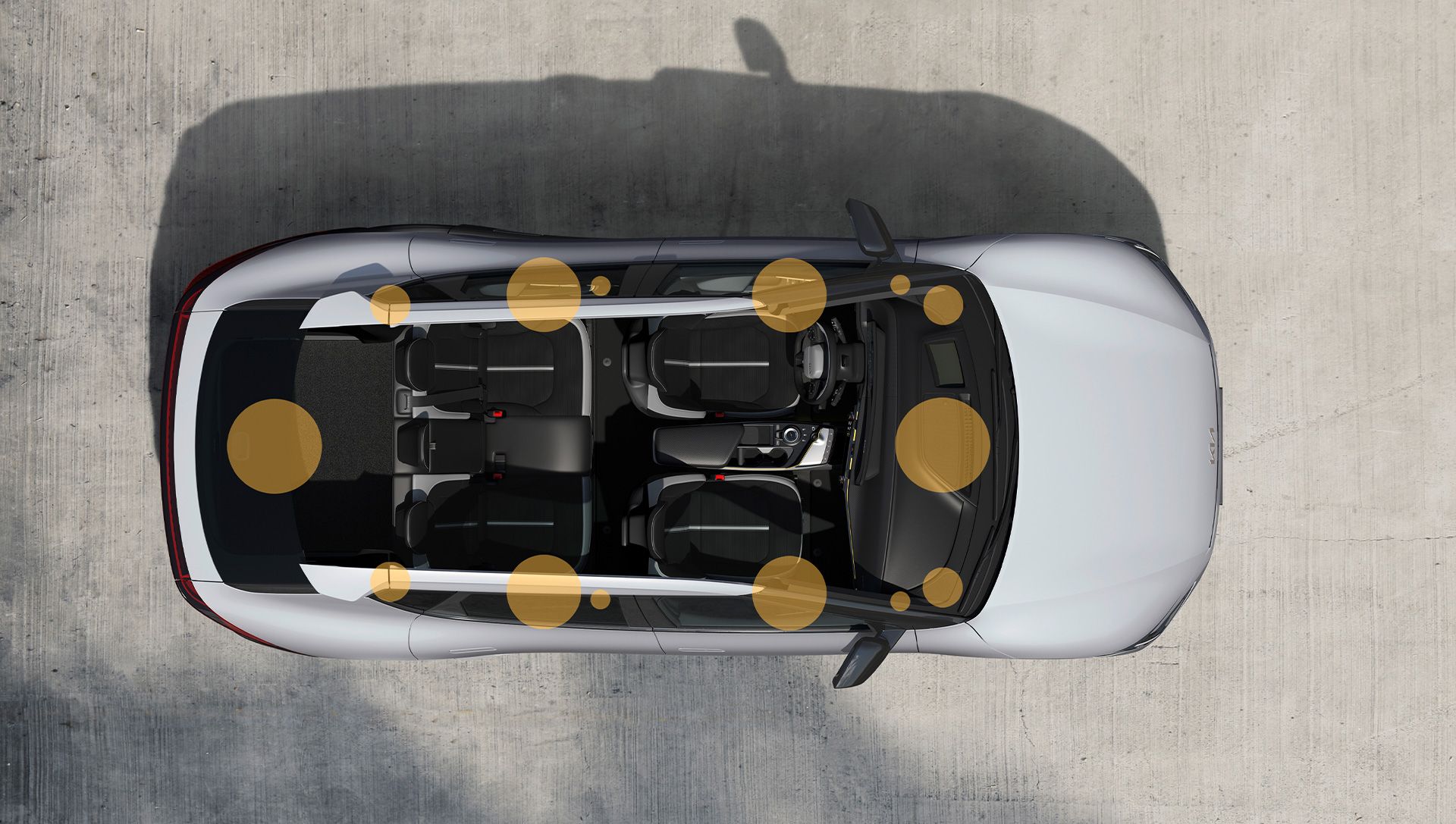 Vista aérea cenital del Kia EV6 blanco que revela el habitáculo y la disposición de los asientos
