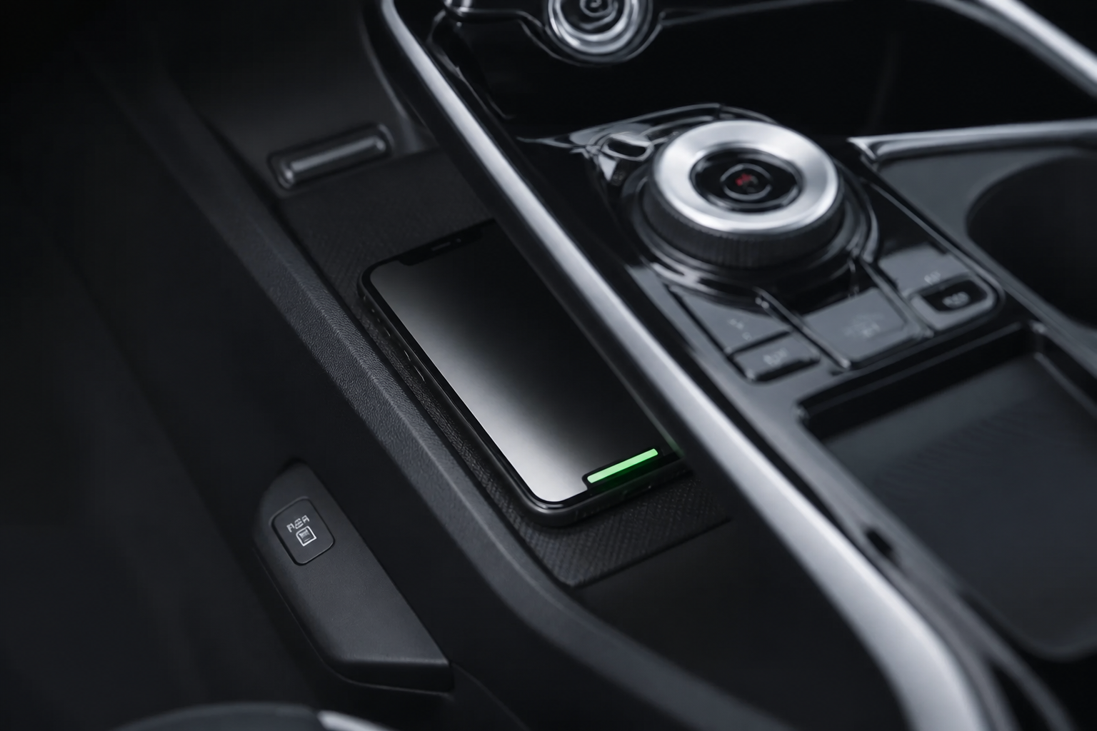 Detalle del cargador inalámbrico para smartphone en la consola central del EV6