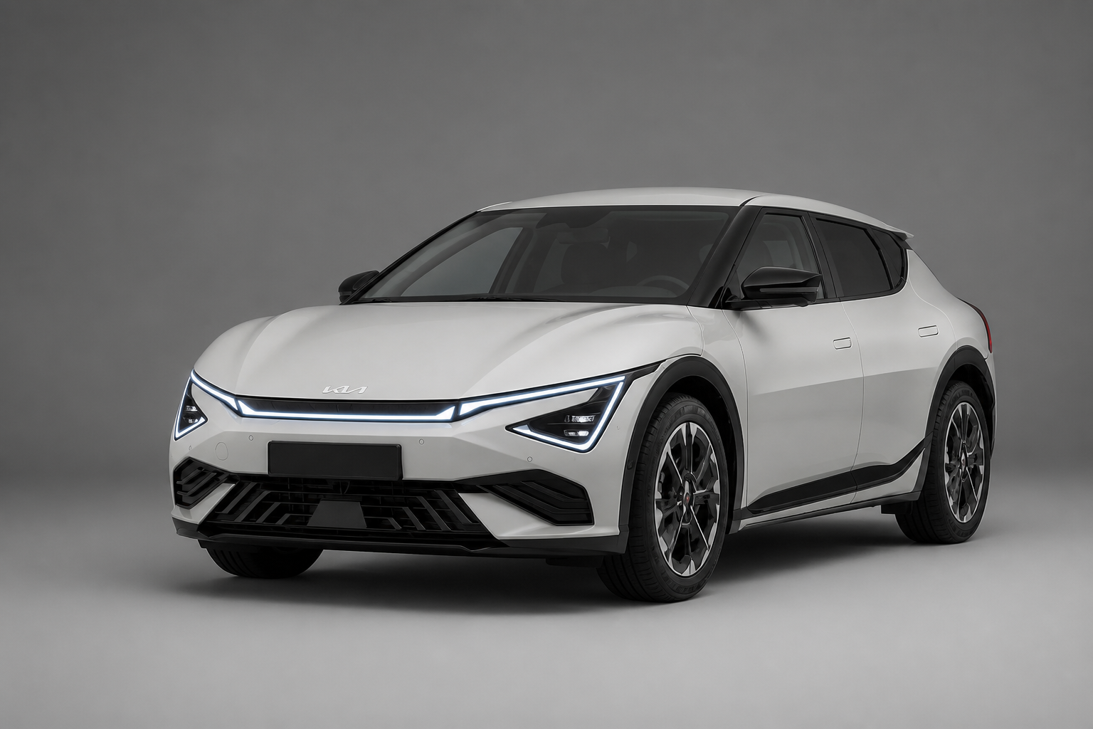 Frontal tres cuartos del EV6 blanco GT-Line con la barra LED central entre los faros diurnos