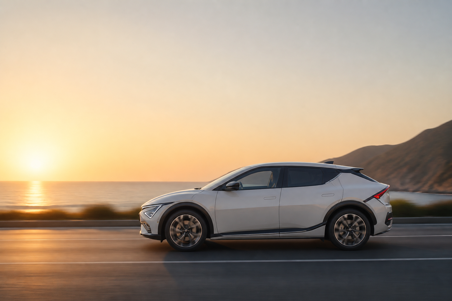 Kia EV6 blanco en una carretera abierta al amanecer, vista lateral en movimiento sereno