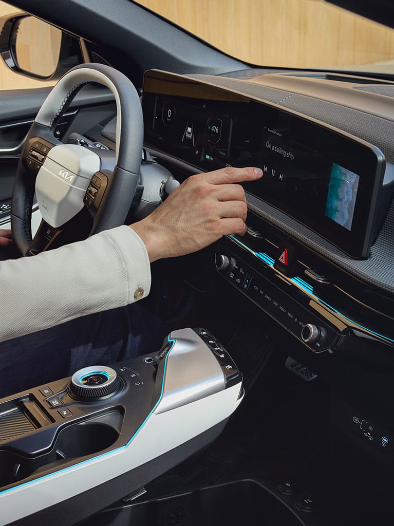 Conductor tocando la pantalla de infoentretenimiento del EV6