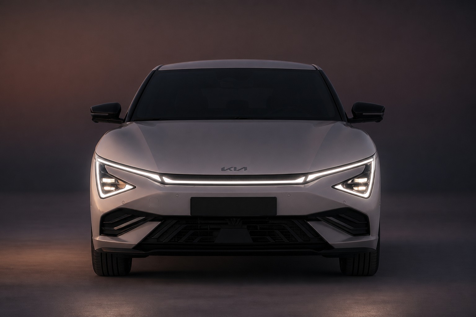 Frontal del EV6 blanco al anochecer con la barra central de luces LED iluminada entre los faros diurnos