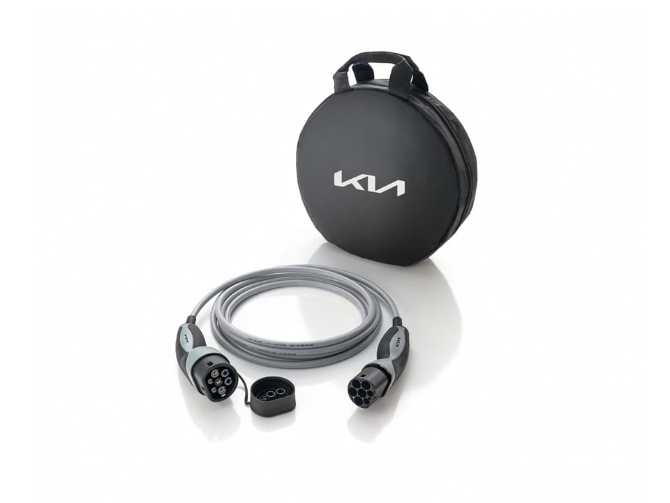 Cable de carga eléctrico con bolsa de almacenamiento con logotipo de Kia sobre fondo blanco