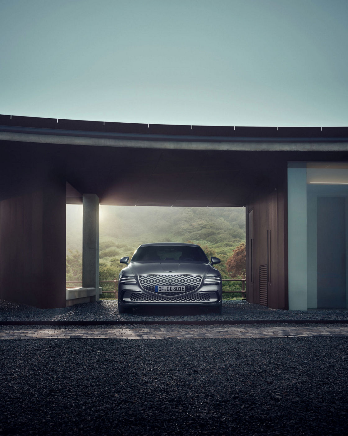 Genesis Electrified G80 plateado en vista lateral pura, con llantas aerodinámicas plateadas
