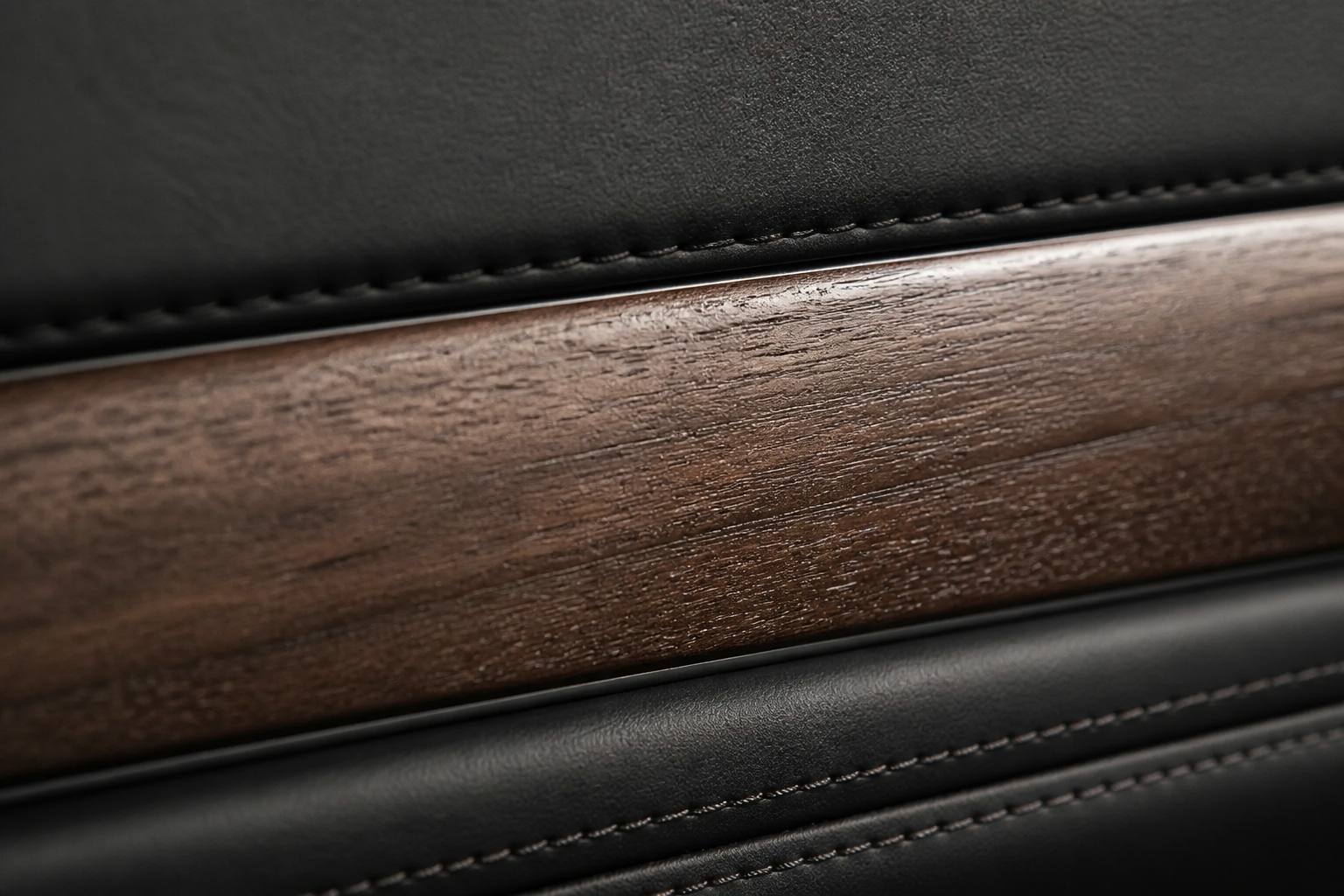Detalle macro de una moldura interior de madera auténtica junto a cuero cosido