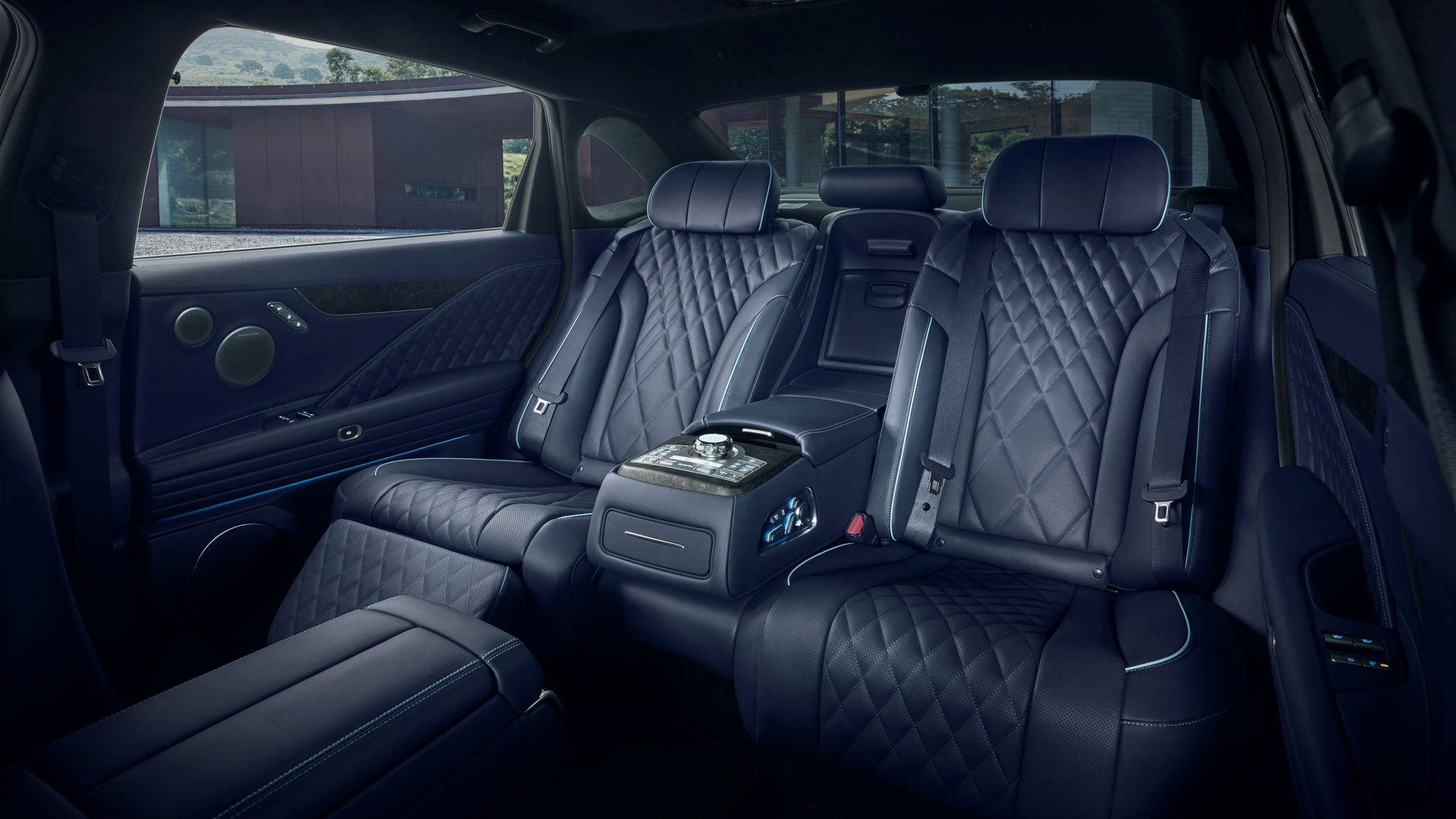 Detalle del asiento del conductor con laterales envolventes en cuero acolchado
