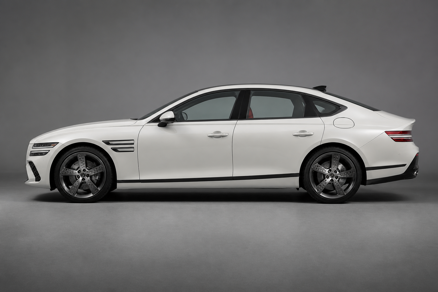 Lateral puro del Electrified G80 en estudio gris neutro con iluminación cinematográfica suave